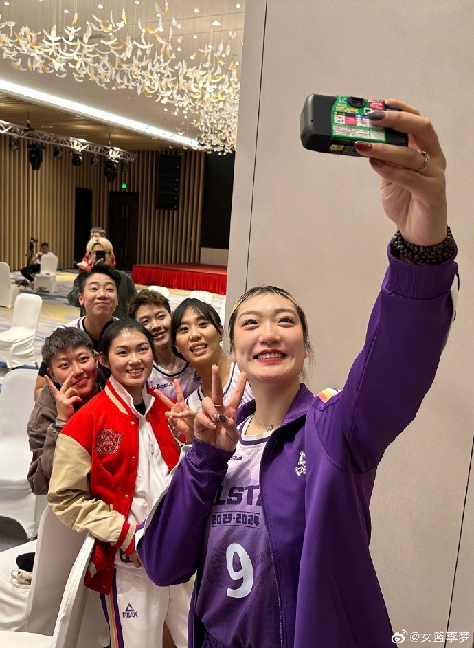 李夢曬WCBA全明星定妝照：周末愉快 饋向過去 勤在當下 贏往未來
