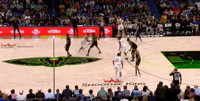 邊線球致命失誤！快船暫?；貋碛种苯颖基Y鶘搶斷 比賽基本結束