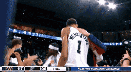 未來是你的！不過現在嘛...約老師賽后拍著文班胸脯鼓勵后者