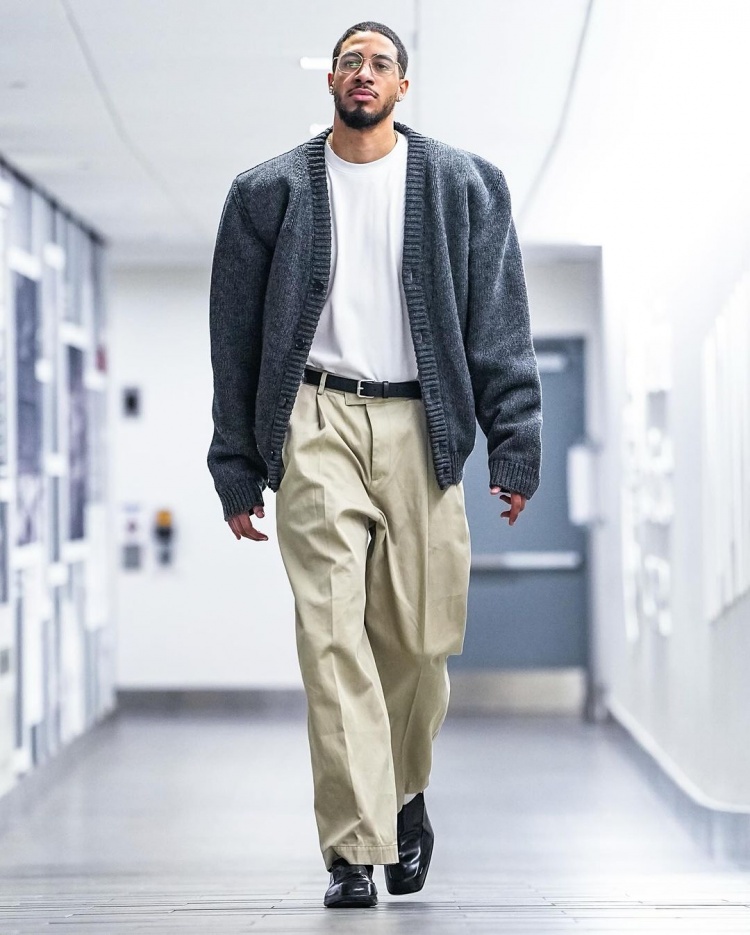 里面穿了鎧甲嗎哈利伯頓針織衫休閑穿搭 肩寬有些離譜