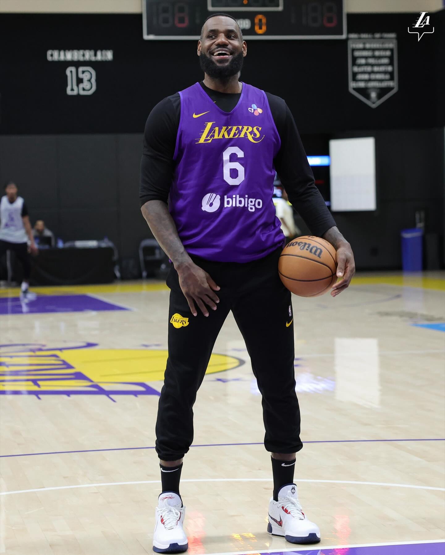 備戰湖勇大戰！湖人曬訓練照：老詹樂呵&賈爾斯出鏡 濃眉水拉戴帽