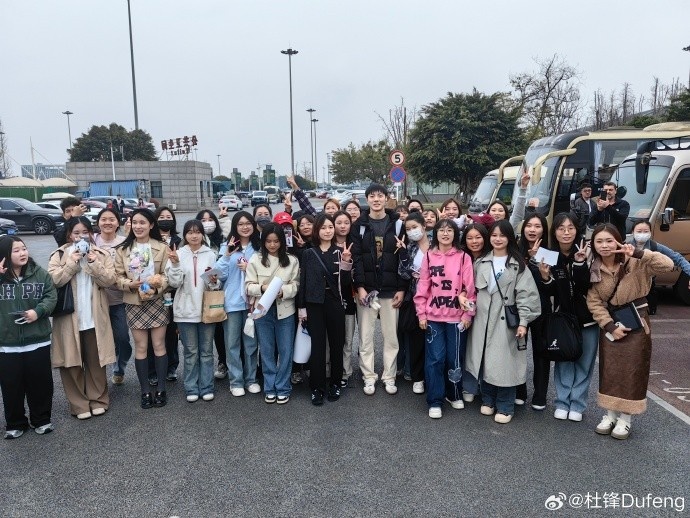 攝影師兼主教練上線 杜鋒曬胡明軒與女粉絲們的合照：到四川了