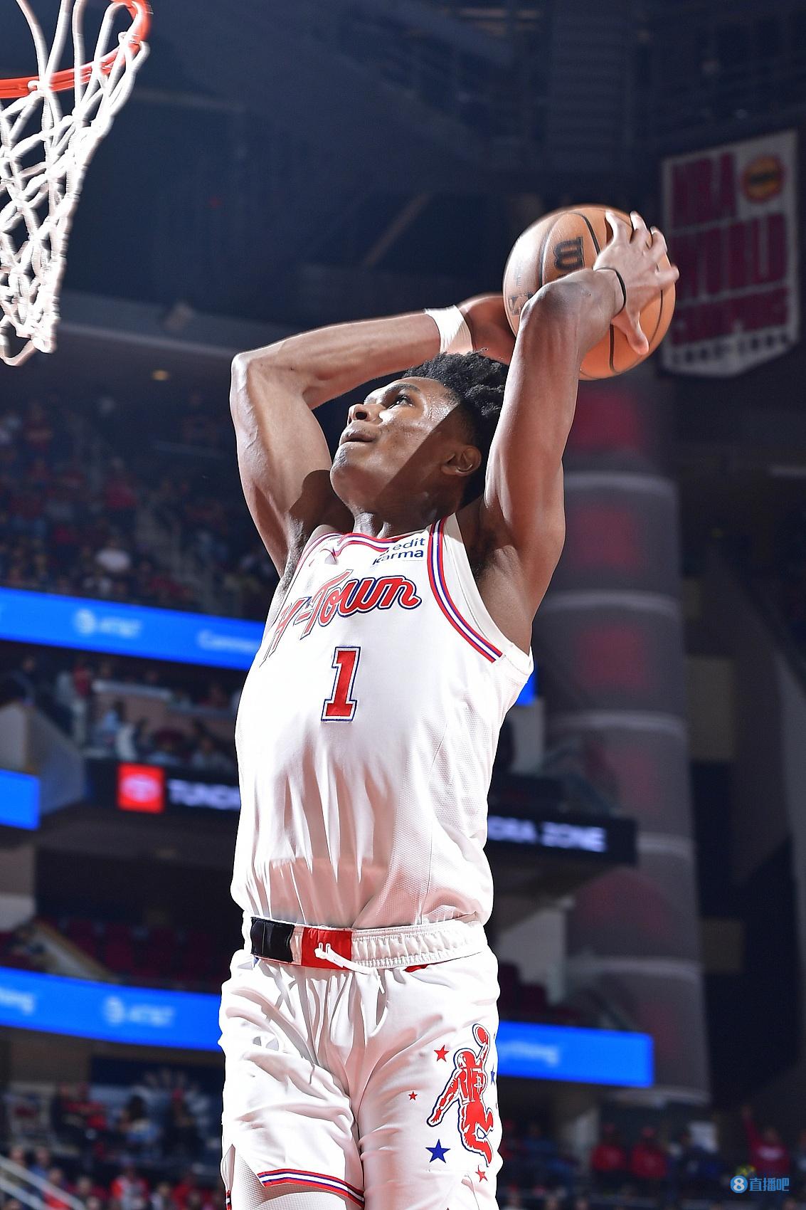 本季首發時阿門-湯普森場均12.6分10.8板3.9助1.8斷 命中率62.5%